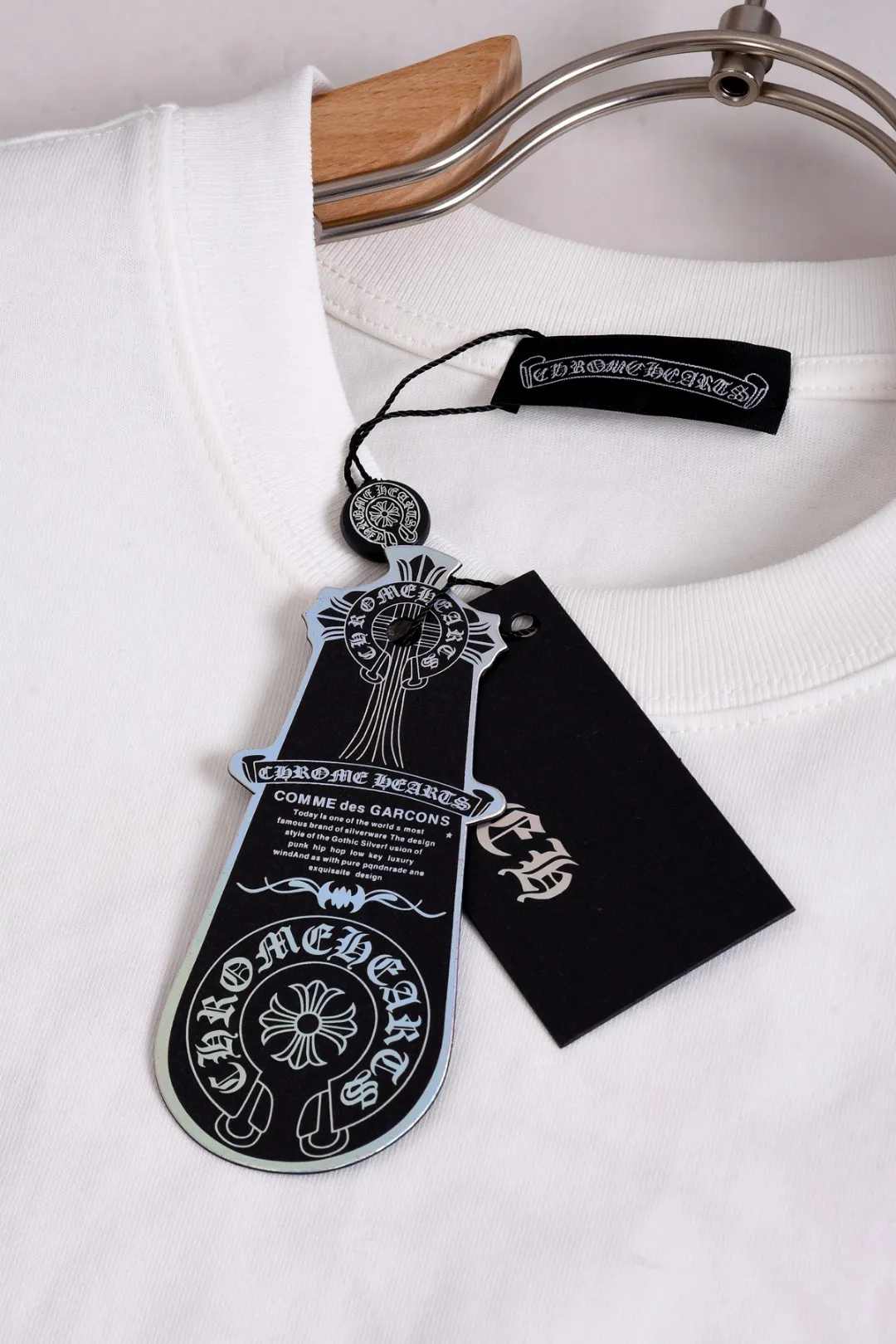 P170 Chrome Hearts CH Cross 26SS New product is hot at the same time💥 Early spring classic style Colorful double cross on the chest 🪡 Embroidery Large logo cross on the back Horseshoe and leather willow ding Sanskrit ✝️🪡 Embroidery Round neck short-sleeved T-shirt, a popular style, a style that both men and women like, the same style for men and women, 100% chance of turning heads when you wear it when you go out! It’s all about being handsome. The designer’s classic sense is precisely grasped. The whole piece of clothing is heavy. Industrial washing process. Ready-made garments are dyed + sprayed for a horse effect. The double-wash process is very recognizable. It uses heavy washing to make it distressed. The edges of the patch are slightly rolled and naturally distressed. It has a three-dimensional sense of layering and a little damage. It is very visually lethal. It adheres to Kroxin's consistent rough style. The chest and back are large, and the horseshoe flower printed patch pattern is embroidered and decorated. It is also decorated with silver metal engraved distressed buttons. The classic elements full of brand recognition instantly enhance the overall sense of grade and specification. Its texture is quite high-end! The overall feeling is high-end, simple and elegant, with silver hardware accessories, a full set of customized accessories, and the pattern of the entire dress is all decorated with patchwork three-dimensional embroidery technology, which is the finishing touch of the entire dress. The design on the back is even more eye-catching! ! This full back is so cool, it’s full of design, and the overall upper body style highlights fashion and individuality. Wearing it together as a couple is even more popular on the street. I recommend the early autumn sweatshirt! ! The fabric is a unique 320g 100% cotton, which is skin-friendly, breathable, warm to the touch, has a strong texture, and has smooth lines. It can be called a back killer, which has very strict requirements on craftsmanship and cost. The smooth neckline, flat cuffs and hems, the stitches are large and tight, tight and orderly, and the details are perfect. The consistent OS version can be worn alone or layered. It is very casual, but very iconic! It is simply the flagship of high-end trendy brands and must be included in your wardrobe. It has the American fashion spirit of freedom and individuality, and is highly recognizable and stylized! Color: Black White Size: S-XL Size chart: S: Shoulder width 50-Bust 56-Length 70 M: Shoulder width 52-Bust 57-Length 72 L: Shoulder width 54-Bust 59-Length 74 XL: Shoulder width 56-Bust 62-Length 76